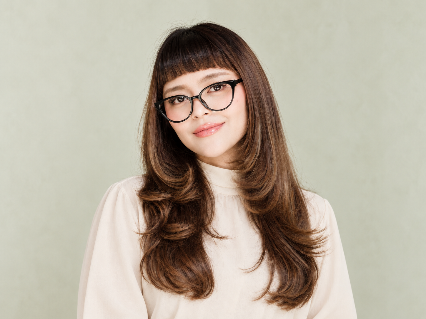 Inspirasi gaya memakai frame cat-eye Gembull Glasses